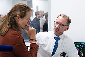 Prof. Groß erklärt Ministerin Martin Vorteile Hybrid-OP