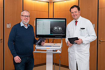 IT-Chef Thomas Dehne und Prof. Clemens Schafmayer zeigen die digitale Ausstattung für die Stationen der Allgemeinchirurgie.