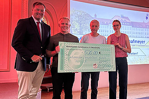 Schüler der Caroliner übergeben Spendenschein Prof. Schafmayer für den Besuchsdienst der UMR