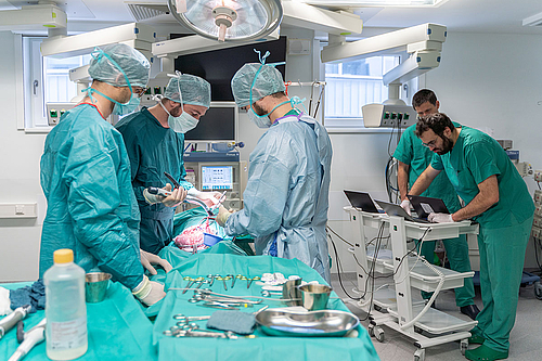 Favors - Implantation im OP