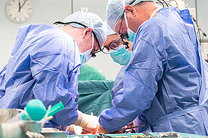 Prof. Schafmayer und Prof. Hinz operieren
