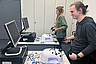 Skills Lab - Studenten üben am Laparoskopietrainer