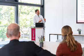 Bei Besuch von Ministerin Martin hälst Prof. Schafmayer Vortrag zum Transplantationszentrum