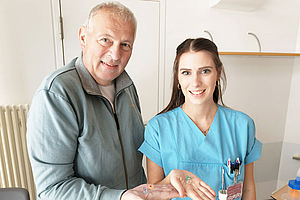 A. Siebert und Schwester Lea mit gefundenen Mini-Enten 