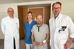 Team Ärzte mit geretteten Patienten Team Ärzte mit geretteten Patienten
