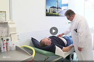 Arzt untersucht einen Patienten zur frühzeitigen Diagnose von Bauchspeicheldrüsenkrebs